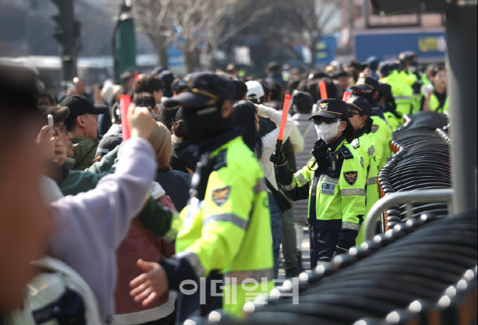 BTS 컴백, '인파 통제하는 경찰들'                                                                                                                                                        