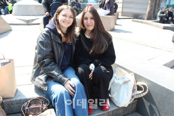 광화문 집결 BTS 팬들 "안전 통제 많아 안심 돼…야외 공연이라 더 특별"