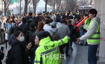 BTS 컴백 무대 4시간 앞, `3.4만명` 운집…본격 입장 시작