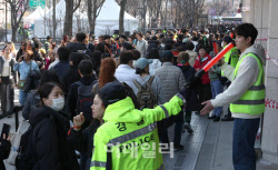 BTS 컴백 무대 4시간 앞, `3.4만명` 운집…본격 입장 시작