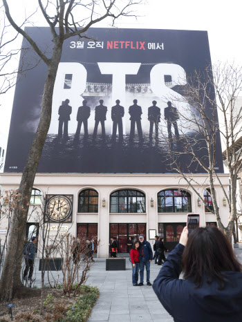 “나의 자랑”…방탄 완전체 재회 앞둔 아미, 아리랑에 감동 →스윔 뮤비에 울었다 [BTS in 광화문]