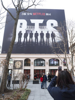 “나의 자랑”…방탄 완전체 재회 앞둔 아미, 아리랑에 감동 →스윔 뮤비에 울었다 [BTS in 광화문]