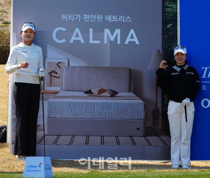최예본-이승연,까르마 보드 앞에서 파이팅                                                                                                                                                           