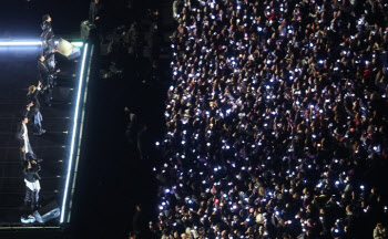 `BTS 컴백` 광화문, 4만 4000명 모였다…큰 혼란 없이 시작