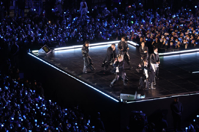 'BTS 컴백 라이브: 아리랑'                                                                                                                                                               