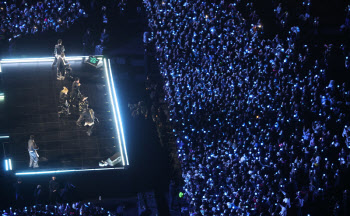 광화문 밝힌 BTS '아리랑'…끊김없는 무대 뒤 통신 3사의 '피땀눈물'