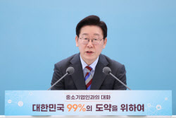 李대통령 “정치적 왜곡 보도, 더 큰 책임 물어야”