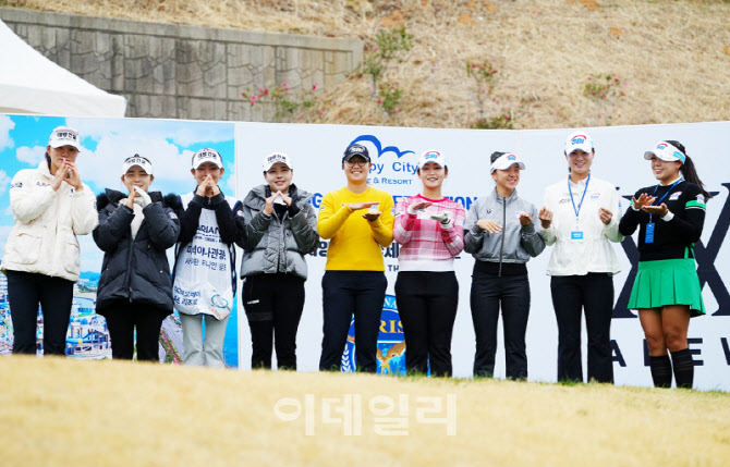 대방건설팀-SBI저축은행팀,개성 넘치는 출발 인사                                                                                                                                                    