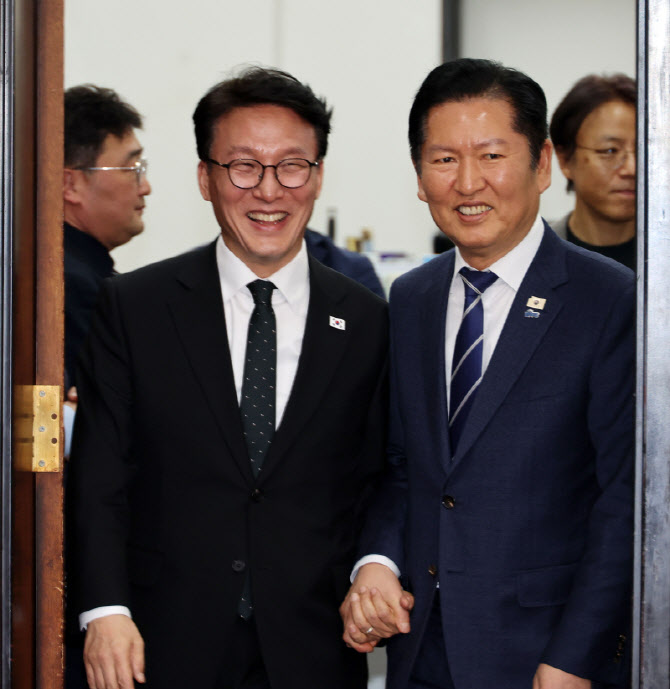 손잡고 입장하는 김민석 총리-정청래 대표                                                                                                                                                           