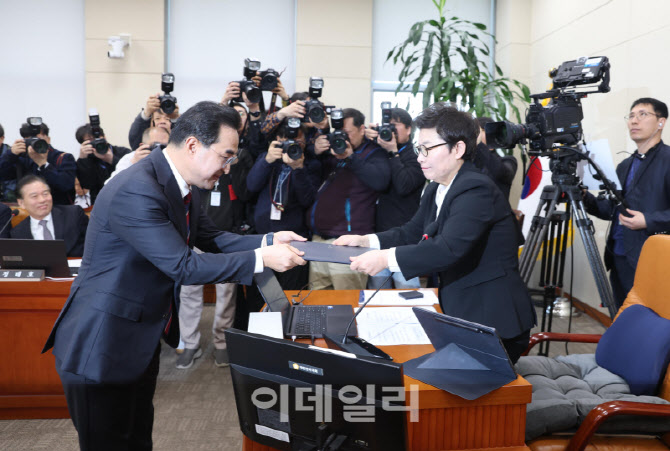 인사청문회, '선서문 전달하는 박홍근 후보자'                                                                                                                                             