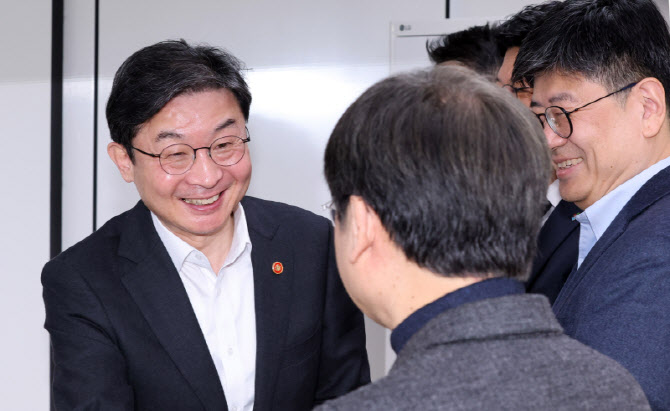 제3차 포용적 금융 대전환 회의 참석자들과 인사 나누는 이억원 위원장                                                                                                                                