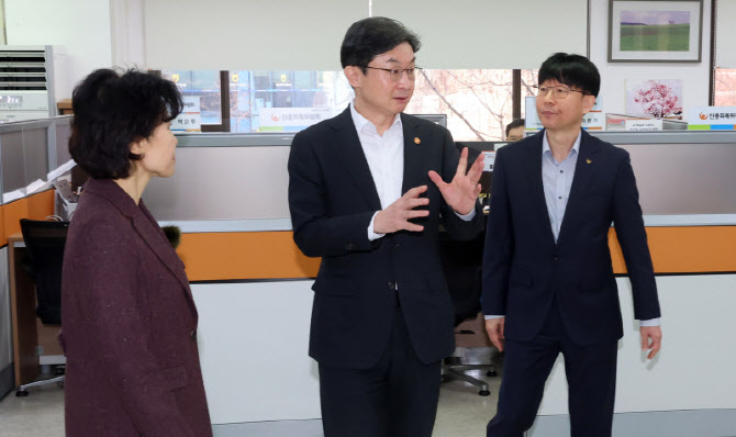 노원 서민금융통합지원센터 찾은 이억원 금융위원장                                                                                                                                                  