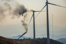 영덕 풍력발전기서 화재…1명 사망·2명 연락두절