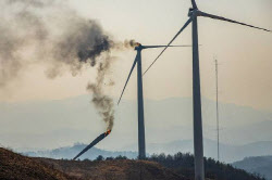 영덕 풍력단지 화재로 3명 사망…한달여 만에 또 사고(종합)