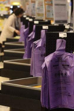 [포토]종량제 봉투 '중동사태 여파'로 품귀 우려                                                                                                                                                 