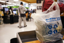 "쓰레기봉투가 사라졌다"…사재기 공포 현실화