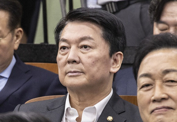 다주택 공무원 배제 논란↑...野 "증시 공직자도 주식 매도해야"