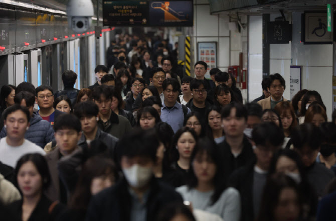 '승용차 5부제 본격 시행' 지하철 타고 출근하는  시민들                                                                                                                                   