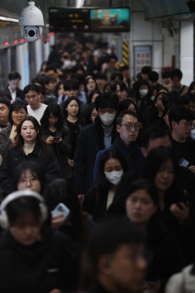 출근길 지하철 탄 시민들로 북적                                                                                                                                                                    