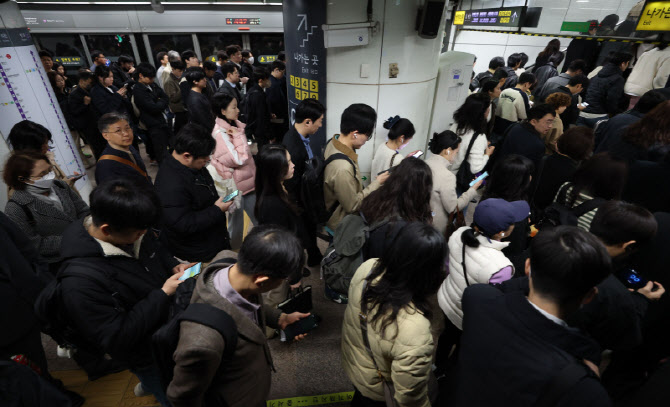 '승용차 5부제' 지하철 타고 일터로 향하는 시민들                                                                                                                                         