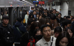 [포토]'승용차 5부제' 지하철 타고 출근하는 시민들로 북적                                                                                                                                       