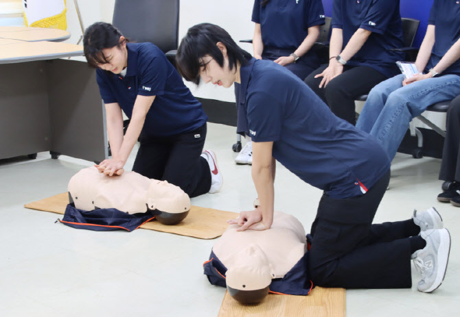 기내서 쓰러진 승객…티웨이 승무원 신속 대응으로 생명 구해