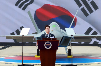 李 “KF-21 양산으로 방산 수출 동력 확보…4대 강국 도약 발판”