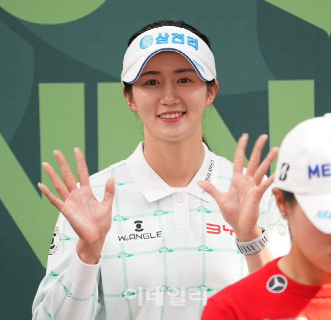 이세희,KLPGA 홍보모델의 밝은 두손 인사                                                                                                                                                            