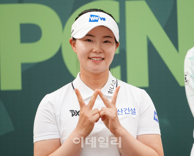 임희정,스폰서 로고 W 미소 인사                                                                                                                                                                    