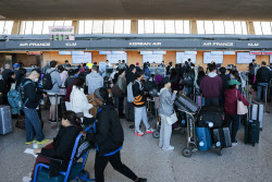 美국토부 셧다운에 480명 결근…공항 대기 4시간 반