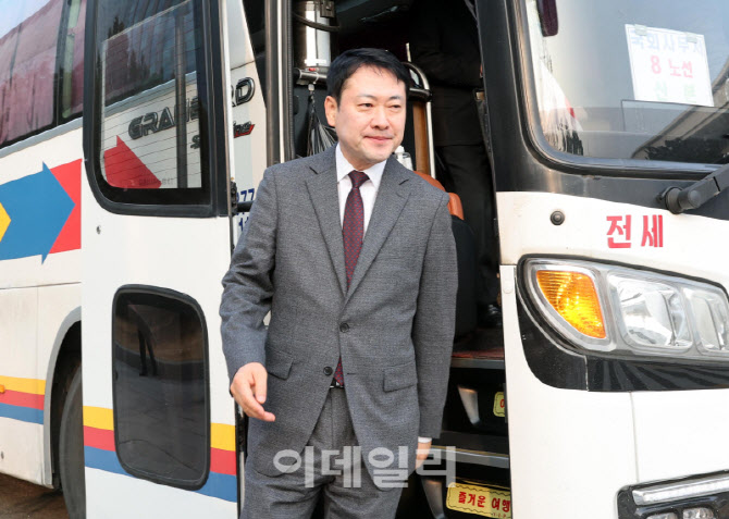 장동혁 대표, '오늘은 통근버스로 국회 출근'                                                                                                                                              