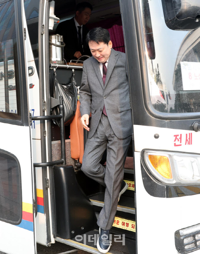 통근버스로 국회 출근하는 장동혁 대표                                                                                                                                                              