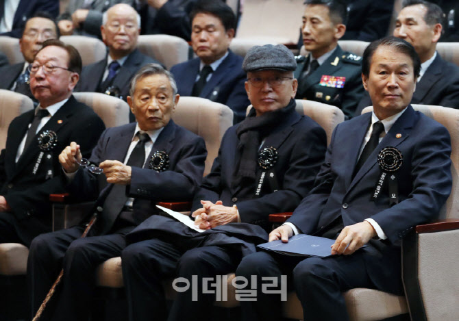  안중근 의사 추모식 참석하는 권오을 장관                                                                                                                                                          