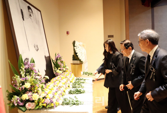  헌화하는 김황식 안중근의사숭모회 이사장                                                                                                                                                          