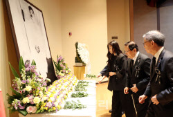 [포토] 헌화하는 김황식 안중근의사숭모회 이사장                                                                                                                                                          