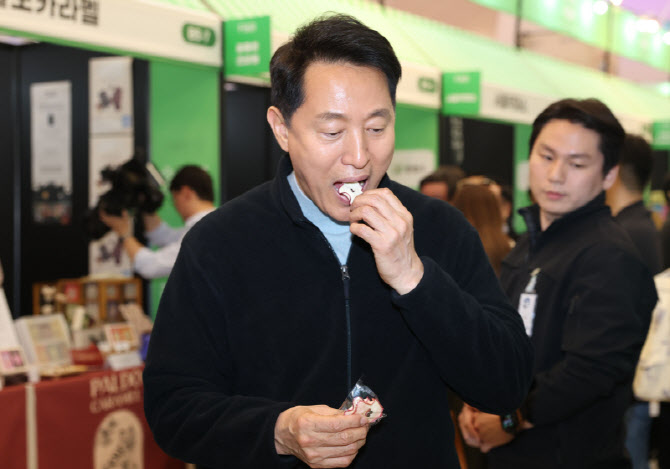 시식하는 오세훈 서울시장                                                                                                                                                                          