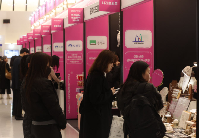 소상공인들의 제품 살펴보는 소비지들                                                                                                                                                               