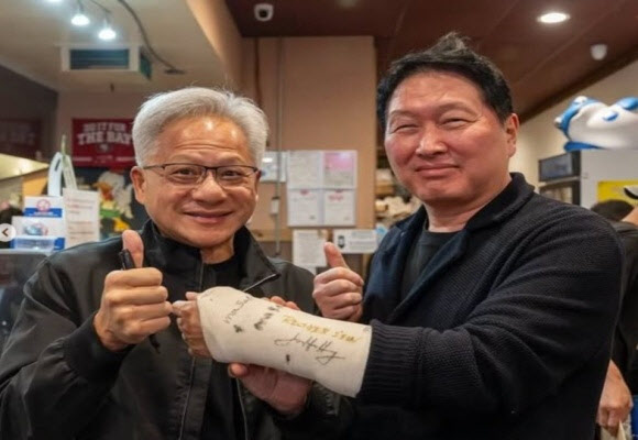 젠슨 황·저커버그도 “빨리 나아요”…최태원 깁스에 ‘AI 수장’ 총집합
