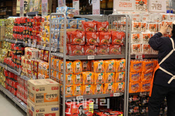 "포장지 없어 식품 생산 중단할 판"…'초유의 상황' 벌어졌다