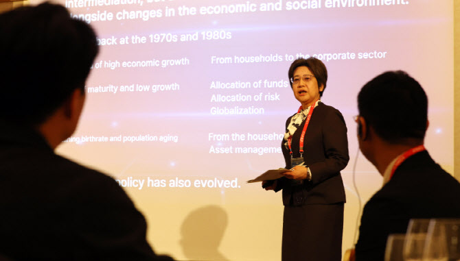 [포토]제15회 국제 비즈니스·금융 콘퍼런스 기조연설하는 아마야 토모코 일본금융청 전 차관