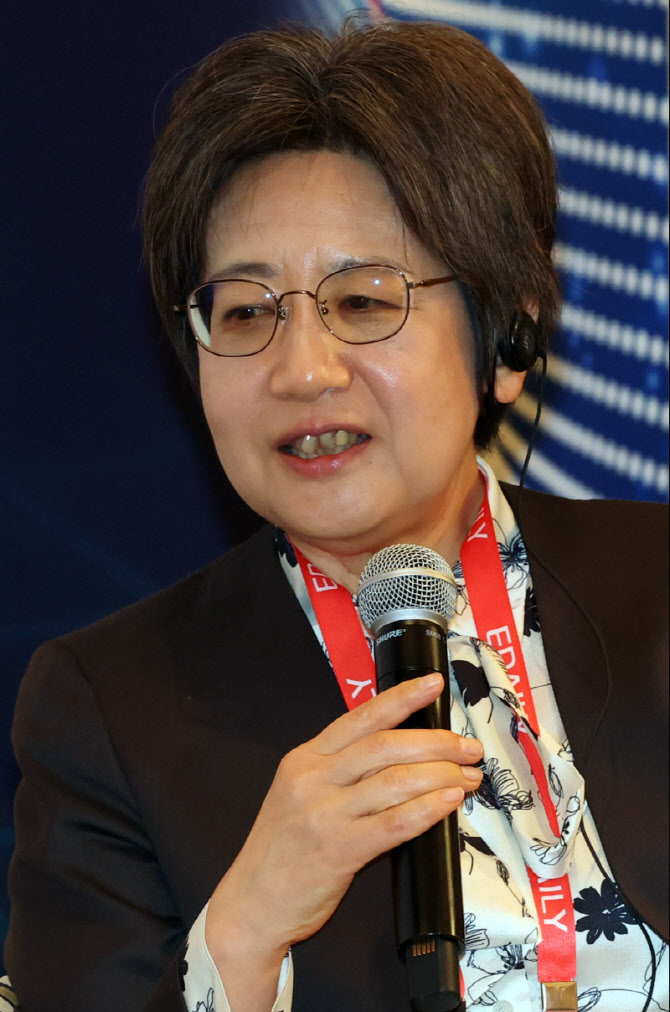 대담하는 아마야 토모코 일본금융청 전 차관                                                                                                                                                         