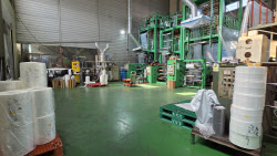 “원료 없어 기계 16대중 13대 멈춰, 공장 돌릴수록 손해”