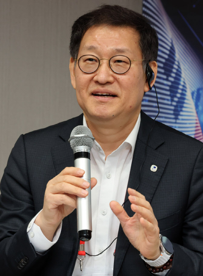 좌장 맡아 토론 진행하는 박정훈 우리금융·경영연구소 대표                                                                                                                                          