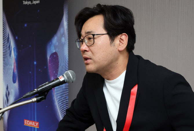 '핀테크 기업의 글로벌화 성공 전략'이란 주제로 발표하는  정윤호 해빗팩토리 대표                                                                                                          
