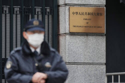 中대사관 침입에 갈등 폭발, 中 “일본 여행 자제” 재차 경고