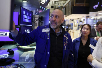 트럼프 유예도 안 통해…다우 ‘조정장’ 진입·나스닥 2.2%↓[월스트리트in]