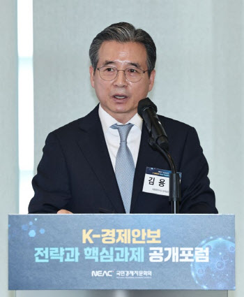 김용범, 수출 통제 확대 경고…“나프타 지키려다  소탐대실”