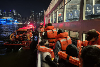 359명 태운 한강 유람선 좌초 "엔진서 연기...전원 구조"
