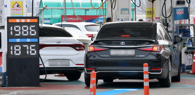기름값 오늘이 제일 싸다, 주유소에 줄 지어 들어가는 차량들                                                                                                                                         