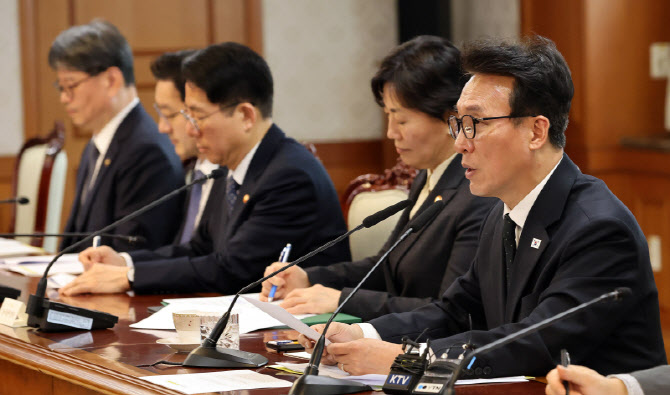 제1차 비상경제본부 회의 주재하는 김민석 총리                                                                                                                                                      